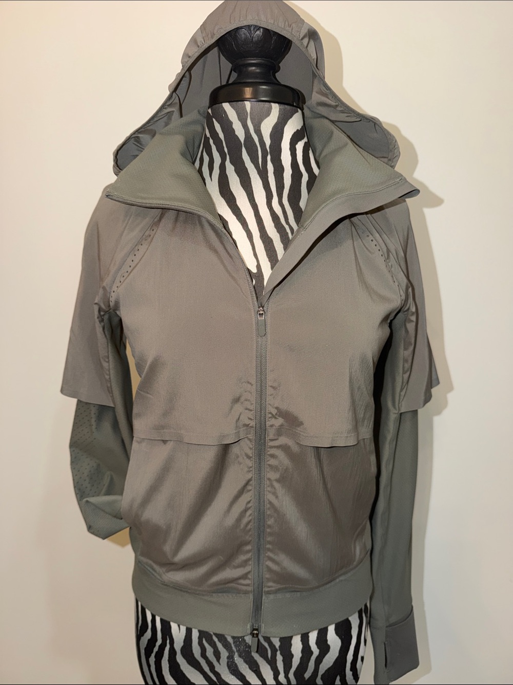 Perfect! lululemon Olive Gray Hooded Run Jacket Sz 8